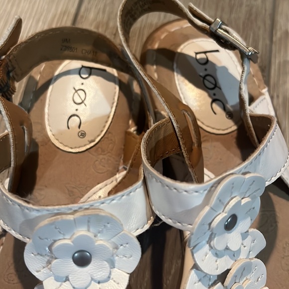 BOC Born Comfort Sandals White Flower Buckle Slingback Flops Thongs size 9 - Picture 3 of 9